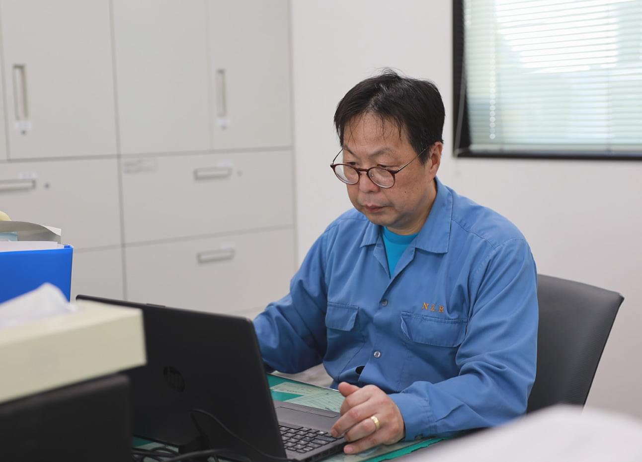 業務に取り組む社員
