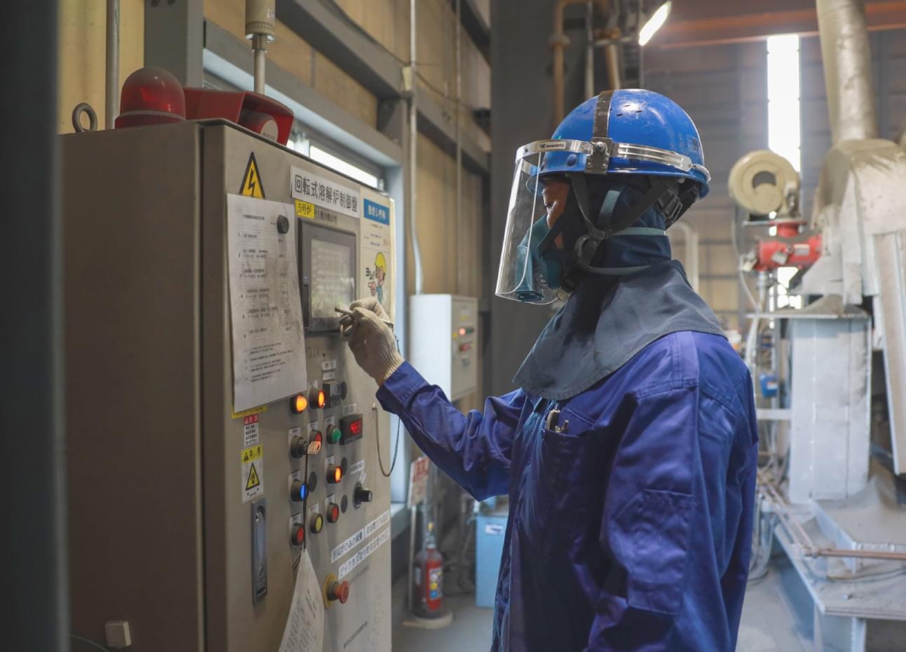 機械操作を行う社員